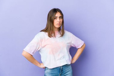 Genç beyaz kadın üzgün, ciddi yüzlü, mutsuz ve hoşnutsuz..