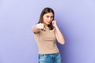 Kafkasyalı genç bir kadın bir tartışma yüzünden yumruk atıyor, sinirleniyor, kavga ediyor, boks yapıyor..