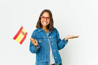 Beyaz arka planda izole edilmiş bir bayrak tutan genç İspanyol kadın, palmiye üzerinde bir kopya alanı tutarken heyecanlanıyor..