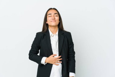 Beyaz arka planda izole edilmiş Asyalı genç işçiler göbeğe dokunur, nazikçe gülümser, yemek yer ve tatmin olur..