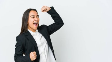 Genç Asyalı işçiler beyaz arka planda izole edilmiş bir kadın zaferden sonra yumruğunu kaldırıyor, kazanan konsept..