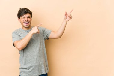 Genç havalı adam dans ediyor ve eğleniyor..