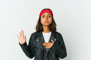 Beyaz arka planda izole edilmiş genç Latin rock 'çı kadın bir tartışma yüzünden yumruk, öfke, kavga ve boks atıyor..