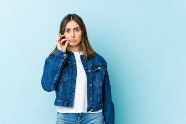 Dudakları dudaklarında beyaz bir kadın sır saklıyor..