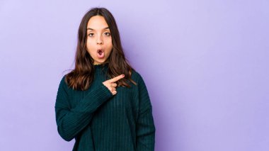 Genç, melez, ispanyol bir kadın.