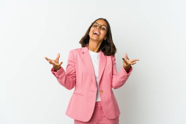 Beyaz arka planda soyutlanmış genç Latin iş kadını. Yaratıcılık kavramı hakkında harika bir fikri var..