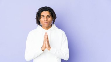 Genç Afrikalı Amerikalı Rasta adam dua ediyor, bağlılık gösteriyor, dindar biri ilahi ilham arıyor..