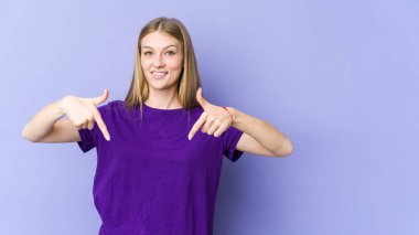 Mor arka planda izole edilmiş genç sarışın kadın parmakları aşağıda, olumlu bir his var..