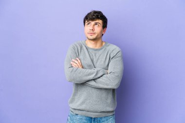 Genç havalı adam hedeflerine ve amaçlarına ulaşmayı hayal ediyor.