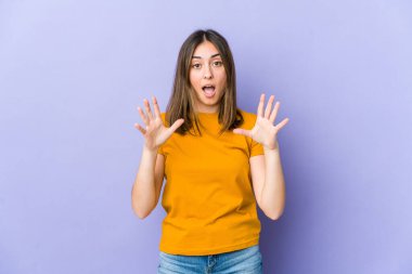 Kafkasyalı genç bir kadının bir fikri, ilham konsepti var.