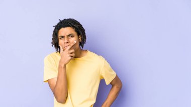 Genç Afro-Amerikan Rasta adam bir strateji planlıyor, bir iş yolu düşünüyor..