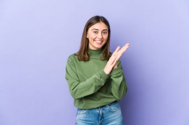 Genç beyaz kadın enerjik ve rahat hissediyor, ellerini ovuşturuyor, kendinden emin..