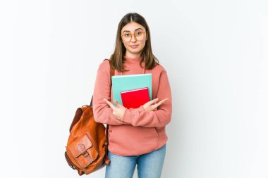 Beyaz fırın noktalarında izole edilmiş genç bayan iki seçenek arasında seçim yapmaya çalışıyor..