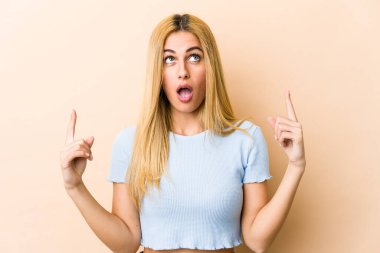 Sarışın, beyaz, ağzı açık, üst tarafı gösteren bir kadın..