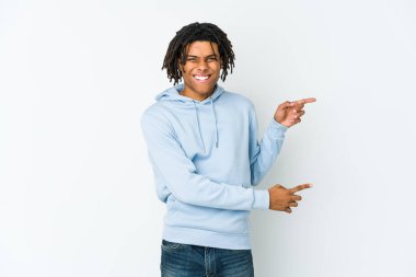 Genç Afrikalı Amerikalı Rasta adam işaret parmaklarıyla fotokopi alanını işaret ederek heyecan ve arzusunu ifade ediyor..