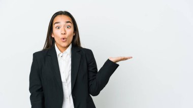 Beyaz arka planda izole edilmiş Asyalı genç işçiler, avuç içlerindeki kopya alanını tutmaktan etkilendiler..