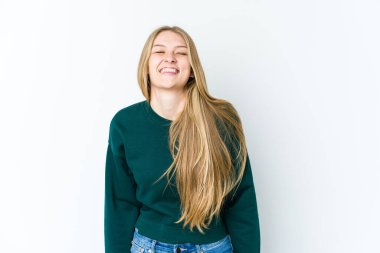 Beyaz arka planda izole edilmiş genç sarışın kadın gülüyor ve gözlerini kapatıyor, rahatlamış ve mutlu hissediyor..