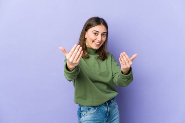 Kafkasyalı genç bir kadın seni işaret ediyor. Sanki seni davet ediyormuş gibi..