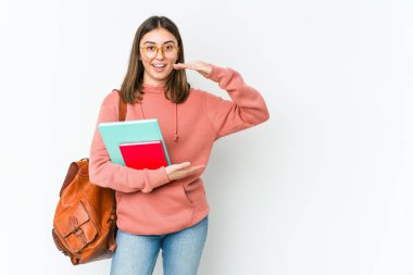 Beyaz arka planda izole edilmiş beyaz tenli genç bir kadın elleri arasında bir kopya alanı tutarken şok ve hayrete düştü..