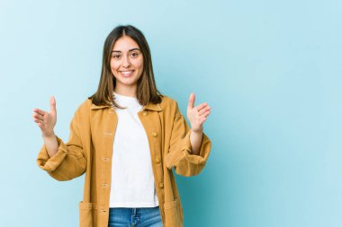 İki eliyle bir şey tutan beyaz bir kadın, ürün sunumu..