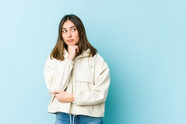Kafkasyalı genç kadın rahatlamış fotokopi odasına bakan bir şey düşünüyor..