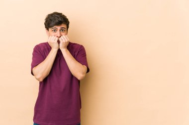 Tırnak yiyen genç, havalı bir adam. Gergin ve endişeli..