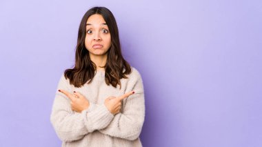 Genç melez İspanyol kadın iki seçenek arasında seçim yapmaya çalışıyor..