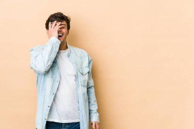 Genç havalı adam gülüyor mutlu, kaygısız, doğal duygu.