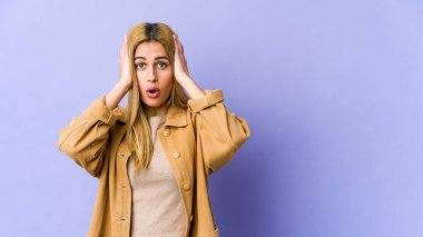 Sarışın, beyaz bir kadın şok geçiriyordu. Önemli bir buluşmayı hatırladı..