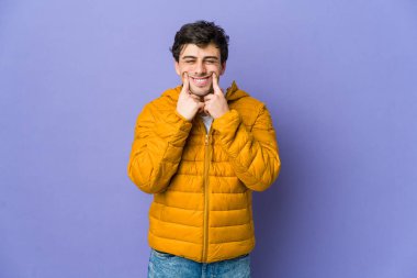 İki seçenek arasında kalan genç havalı adam.