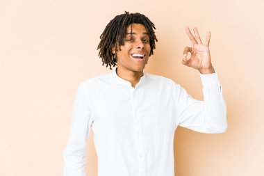 Genç Afro-Amerikan Rasta bir göz kırptı ve iyi bir el hareketi yaptı..