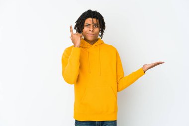 Genç Afro-Amerikan Rasta Adam elinde bir ürünü tutuyor ve gösteriyor..