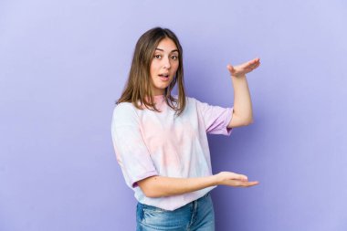 İki eliyle bir şey tutan beyaz bir kadın, ürün sunumu..