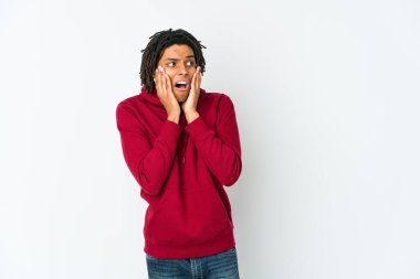 Genç Afrikalı Amerikalı Rasta adam korkmuş ve korkmuş..