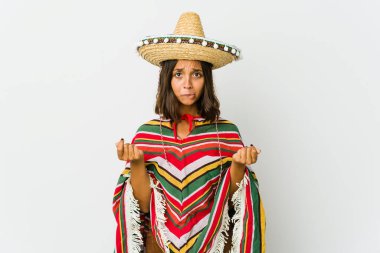 Beyaz arka planda izole edilmiş genç Meksikalı kadın hiç parası olmadığını gösteriyor..