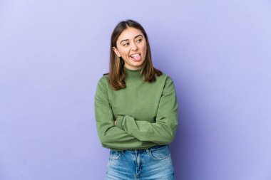 Genç, beyaz, komik ve dost canlısı bir kadın..