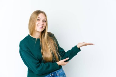 Beyaz arka planda izole edilmiş genç sarışın kadın bir avuç içinde fotokopi alanı ve belinde başka bir el tutuyor..