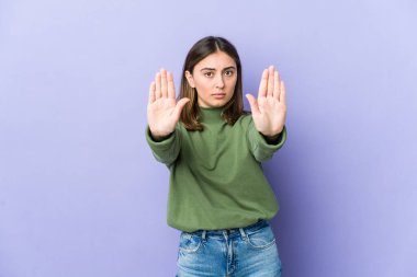 Kafkasyalı genç bir kadın elini uzatmış, dur işareti göstererek seni engelliyor..