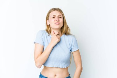 Beyaz arka planda izole edilmiş genç sarışın kadın virüs veya enfeksiyon yüzünden boğaz ağrısı çekiyor..