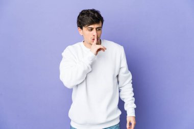 Genç havalı bir adam sır saklıyor ya da sessizlik istiyor..