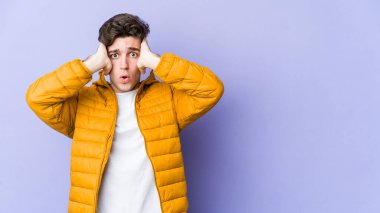 Mor arka planda izole genç beyaz adam şok oldu, o önemli bir toplantı hatırladı.