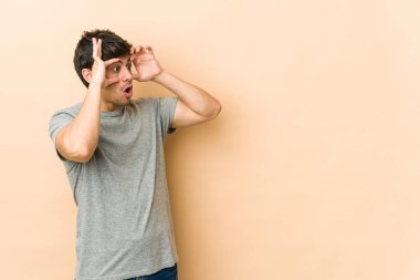 Başarılı bir fırsat yakalamak için gözlerini açık tutan genç bir adam..