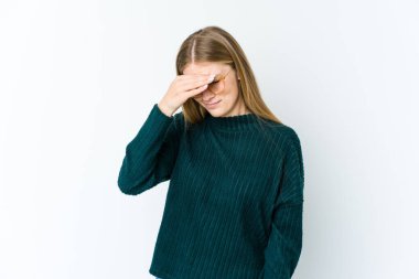 Beyaz arka planda izole edilmiş genç sarışın kadın başı ağrıyor, yüzüne dokunuyor..