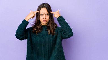 Genç melez İspanyol kadın bir göreve odaklanmış, işaret parmaklarını işaret ediyor..