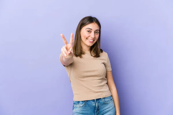 Giovane Donna Caucasica Mostrando Segno Vittoria Sorridendo Ampiamente — Foto Stock