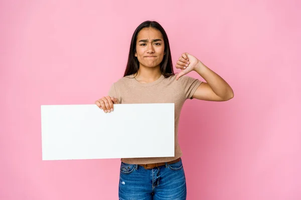 Ung Asiatisk Kvinna Håller Ett Tomt Papper För Vitt Något — Stockfoto