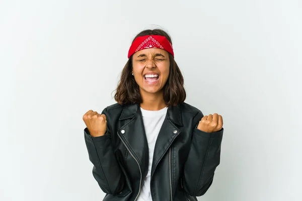 Jovem Latina Roqueiro Mulher Isolada Fundo Branco Sorrindo Feliz Confiante — Fotografia de Stock