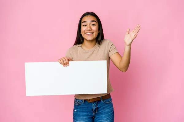 Νεαρή Ασιάτισσα Που Κρατάει Ένα Λευκό Χαρτί Για Κάτι Πάνω — Φωτογραφία Αρχείου