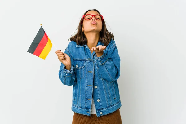 Молода Латина Тримає Німецький Прапор Ізольований Білому Фоні Складаючи Губи — стокове фото
