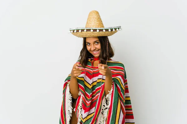 Jovem Mexicana Isolada Fundo Branco Sorrisos Alegres Apontando Para Frente — Fotografia de Stock